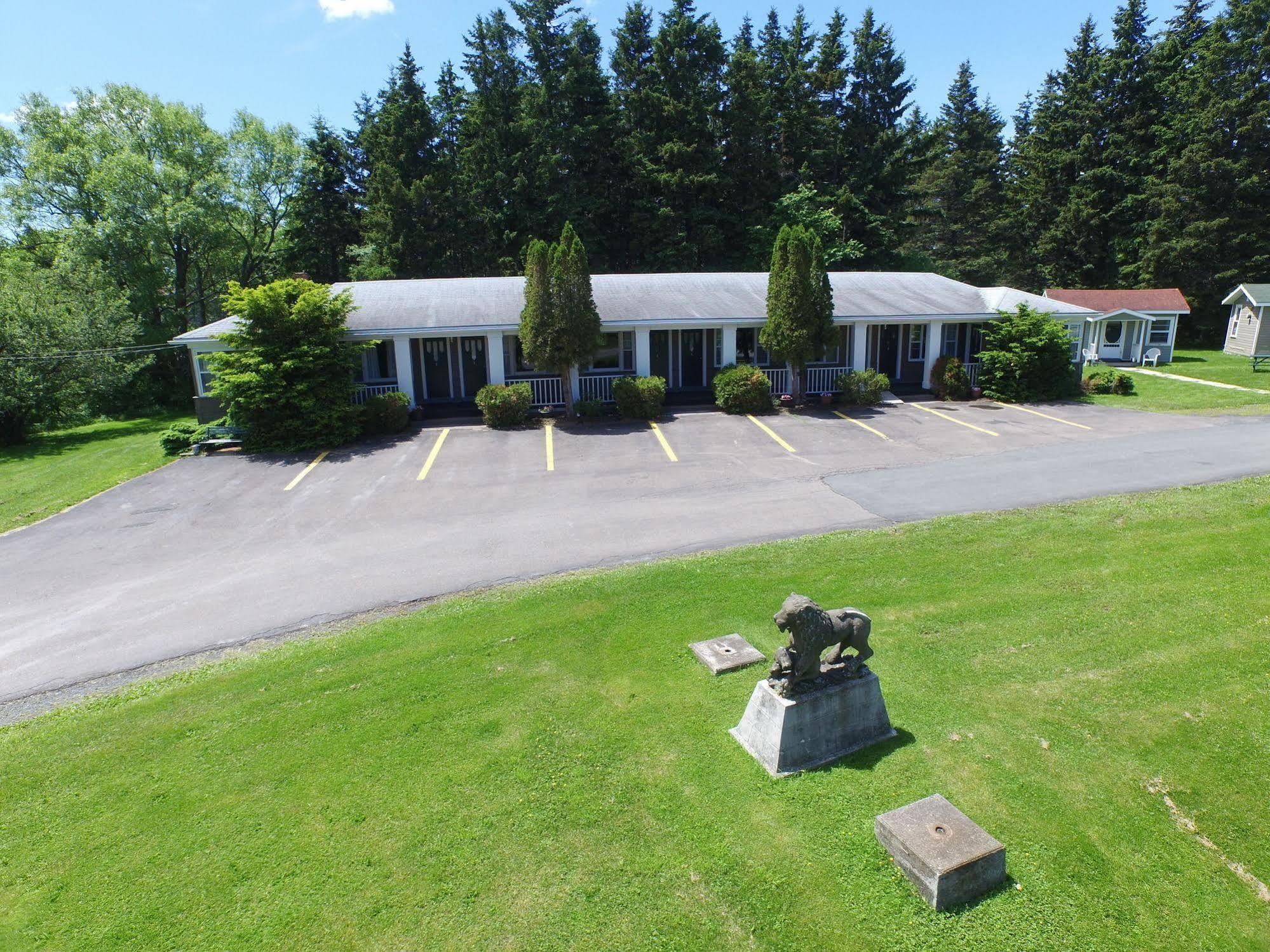 Lionstone Inn Motel & Cottages 픽토우 외부 사진