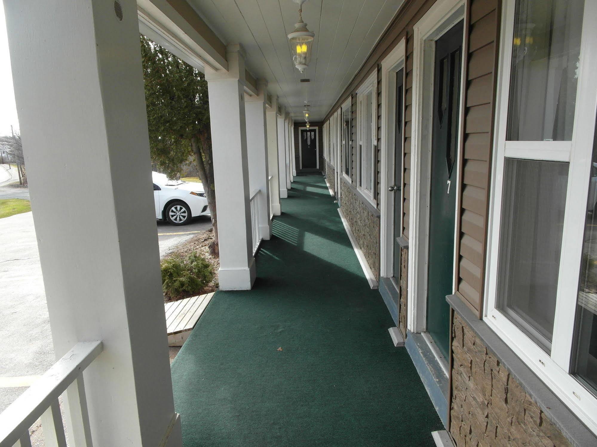 Lionstone Inn Motel & Cottages 픽토우 외부 사진