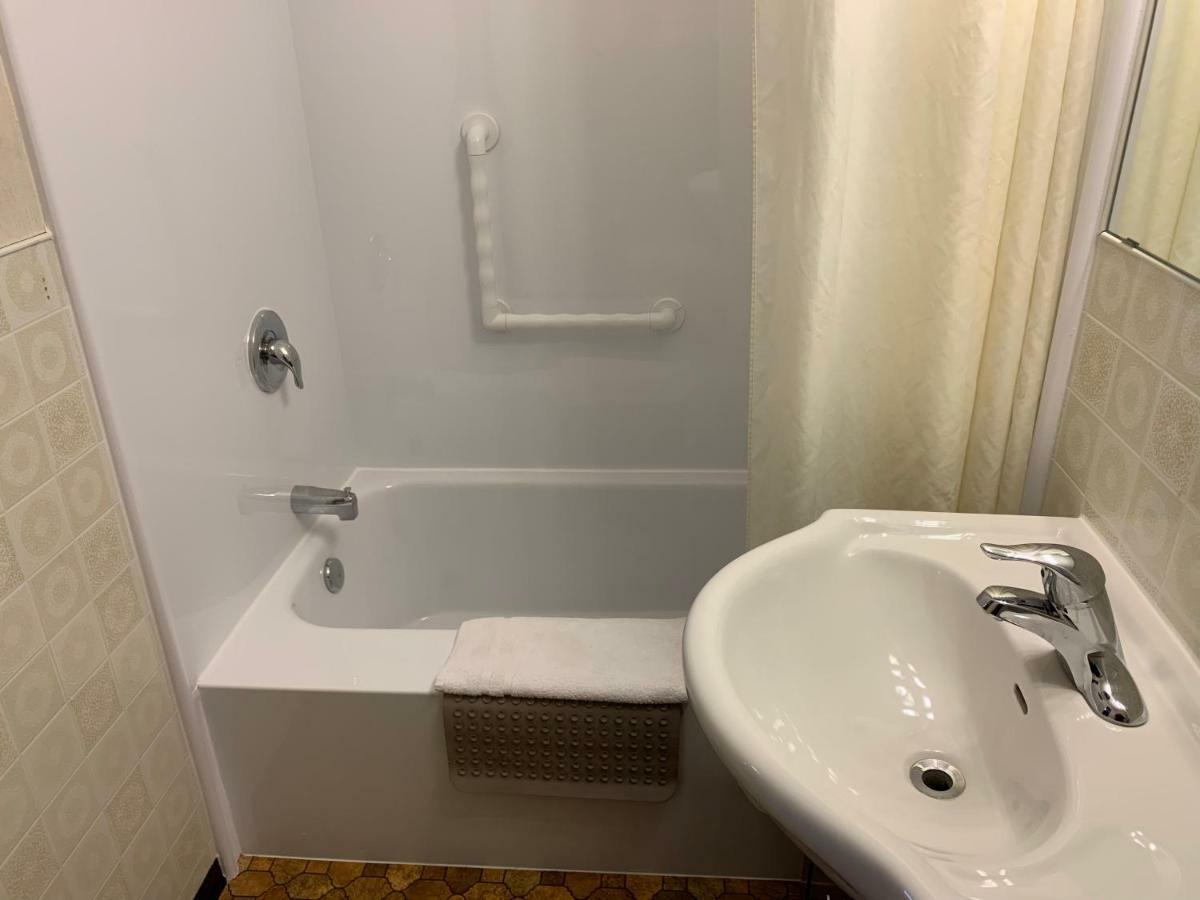 Lionstone Inn Motel & Cottages 픽토우 외부 사진